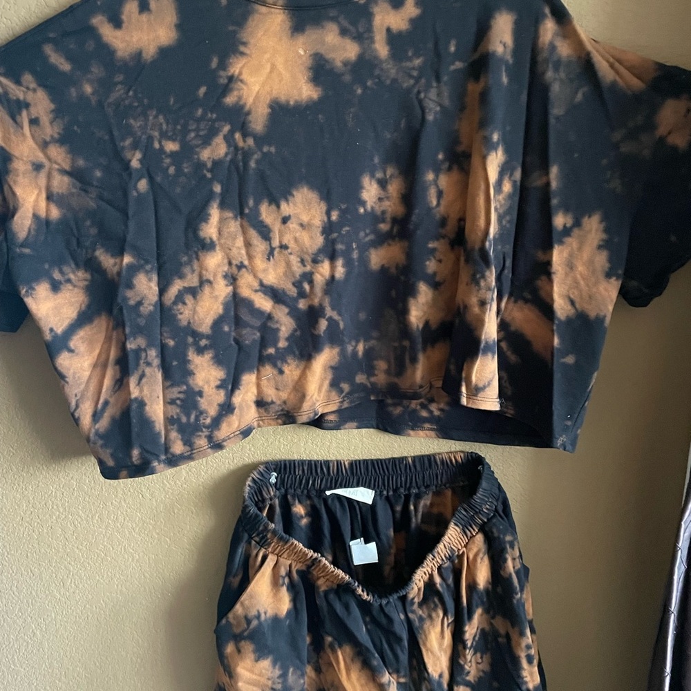 Tie-Dye Short Sleeve Crop Tee in Black and Rust